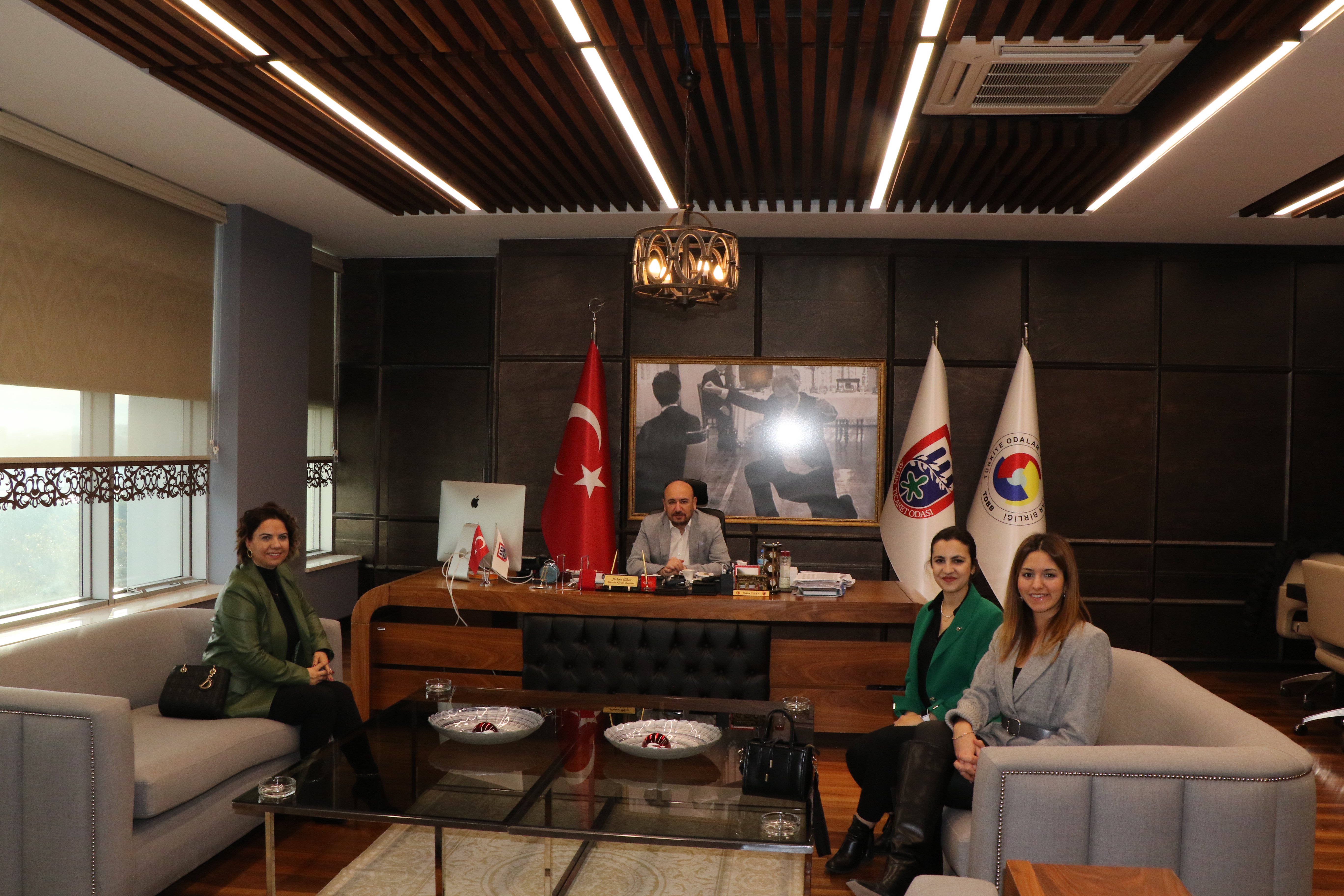 Aydın Girişimci İş Kadınları Derneği Başkanı Deniz IŞIK ve Yönetim Kurulu Üyeleri, TOBB Yönetim Kurulu Üyesi ve Odamız Başkanı Hakan ÜLKEN’i makamında ziyaret ettiler.