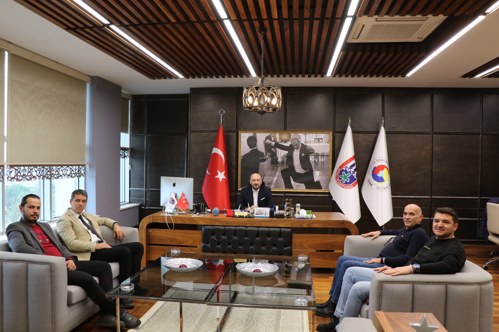 Aydın Marangozlar Odası Başkanı Ertan KAYA ve Yönetim Kurulu Üyeleri, TOBB Yönetim Kurulu Üyesi ve Odamız Başkanı Hakan ÜLKEN’ i makamında ziyaret ettiler.