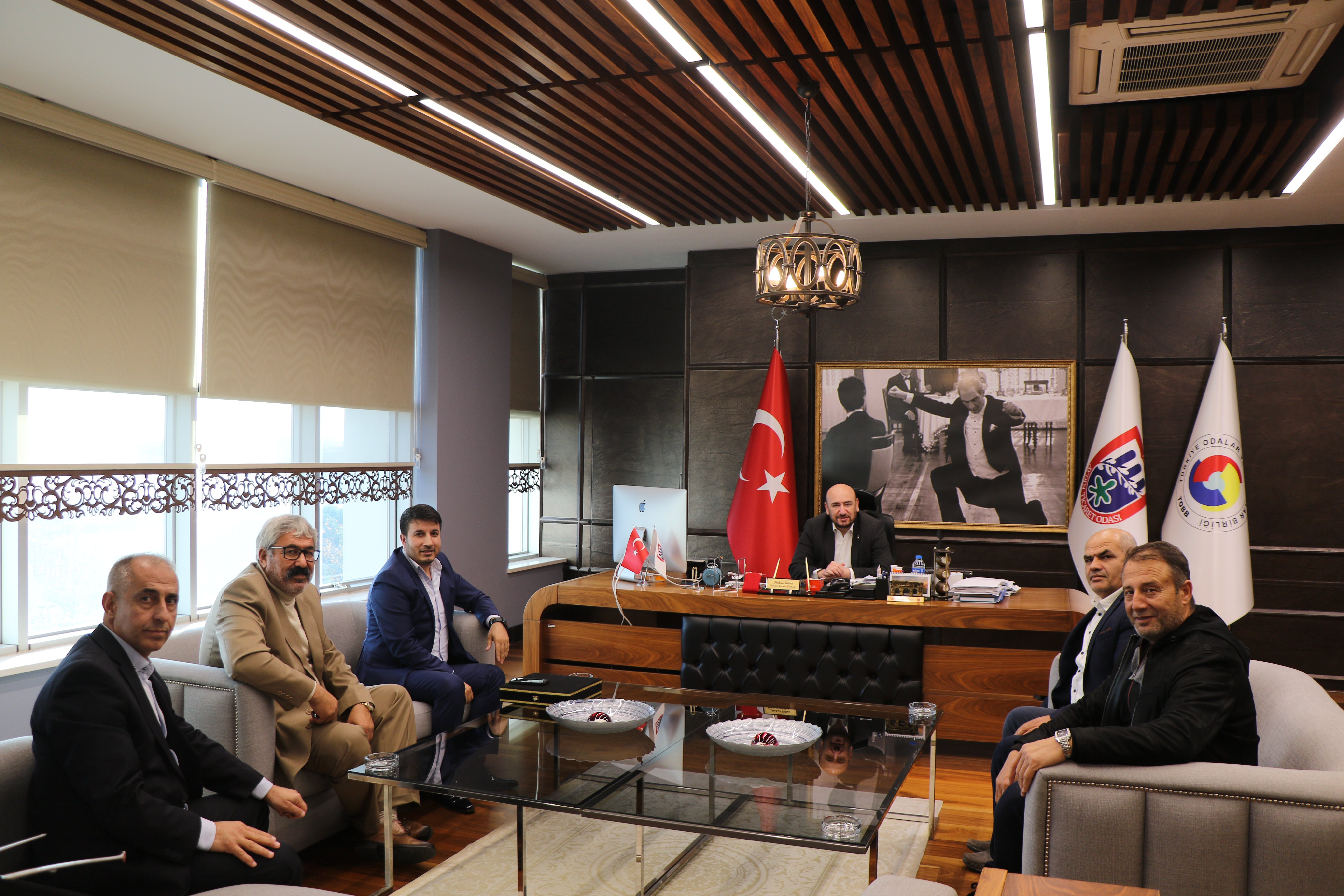 Aydın Diyarbakırlılar Derneği Başkanı Eşref Bilir ve Yönetim Kurulu Üyeleri, TOBB Yönetim Kurulu Üyesi ve Odamız Başkanı Hakan ÜLKEN’i makamında ziyaret ettiler.