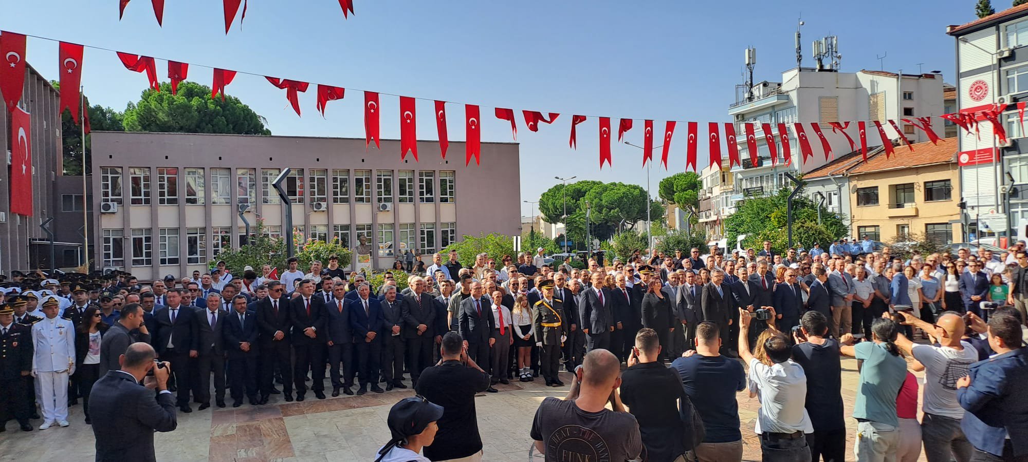 30 Ağustos Zafer Bayramı kapsamında Aydın Valiliği önünde düzenlenen tebrikat ve çelenk koyma törenine Odamız Meclis Başkan Yardımcısı  Semih ÇAKIR katılım sağladı.