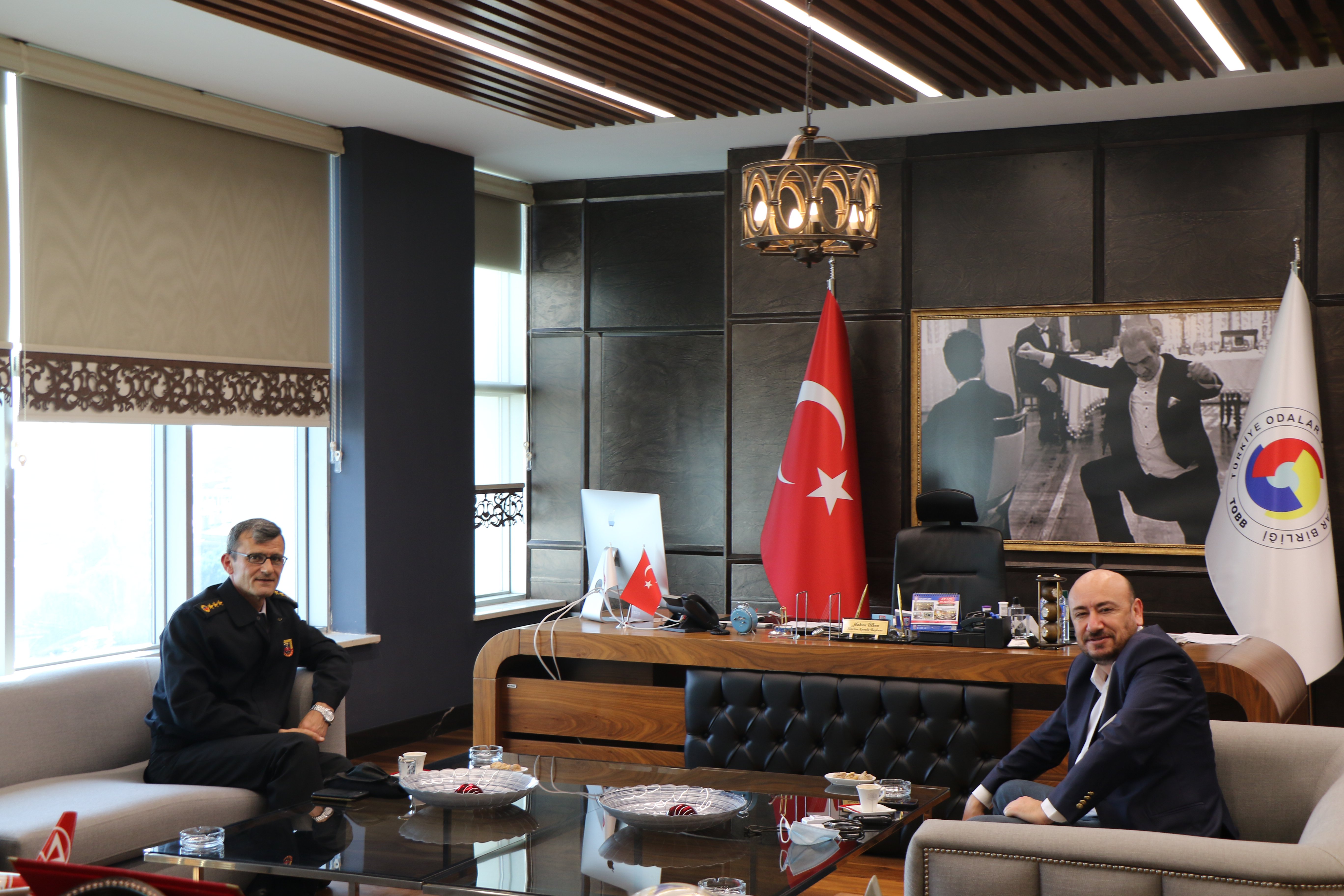 Aydın İl Jandarma Komutanı Macit ENGİN, TOBB Yönetim Kurulu Üyesi ve Odamız Başkanı Hakan ÜLKEN’i makamında ziyaret etti.
