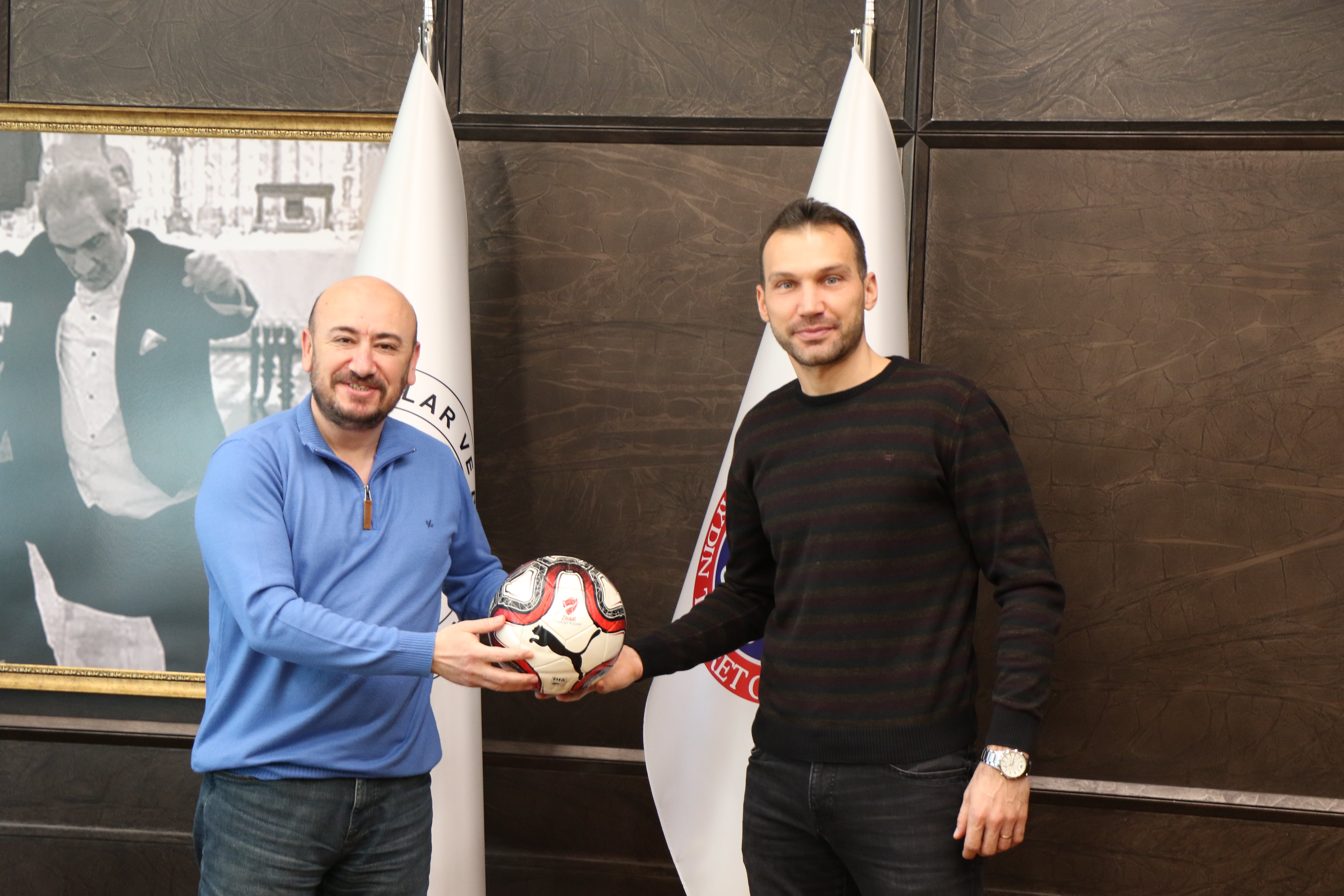 Süper Lig Hakemlerinden hemşehrimiz Bahattin ŞİMŞEK, TOBB Yönetim Kurulu Üyesi ve Odamız Başkanı Hakan ÜLKEN’i makamında ziyaret etti.