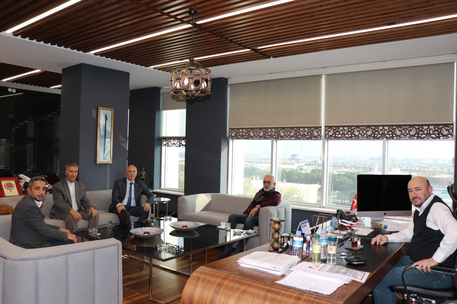 MHP İl Yönetim Kurulu Üyeleri ve Efeler İlçe Başkanı Ahmet BASKIN, TOBB Yönetim Kurulu Üyesi ve Odamız Başkanı Hakan ÜLKEN’i makamında ziyaret ettiler.