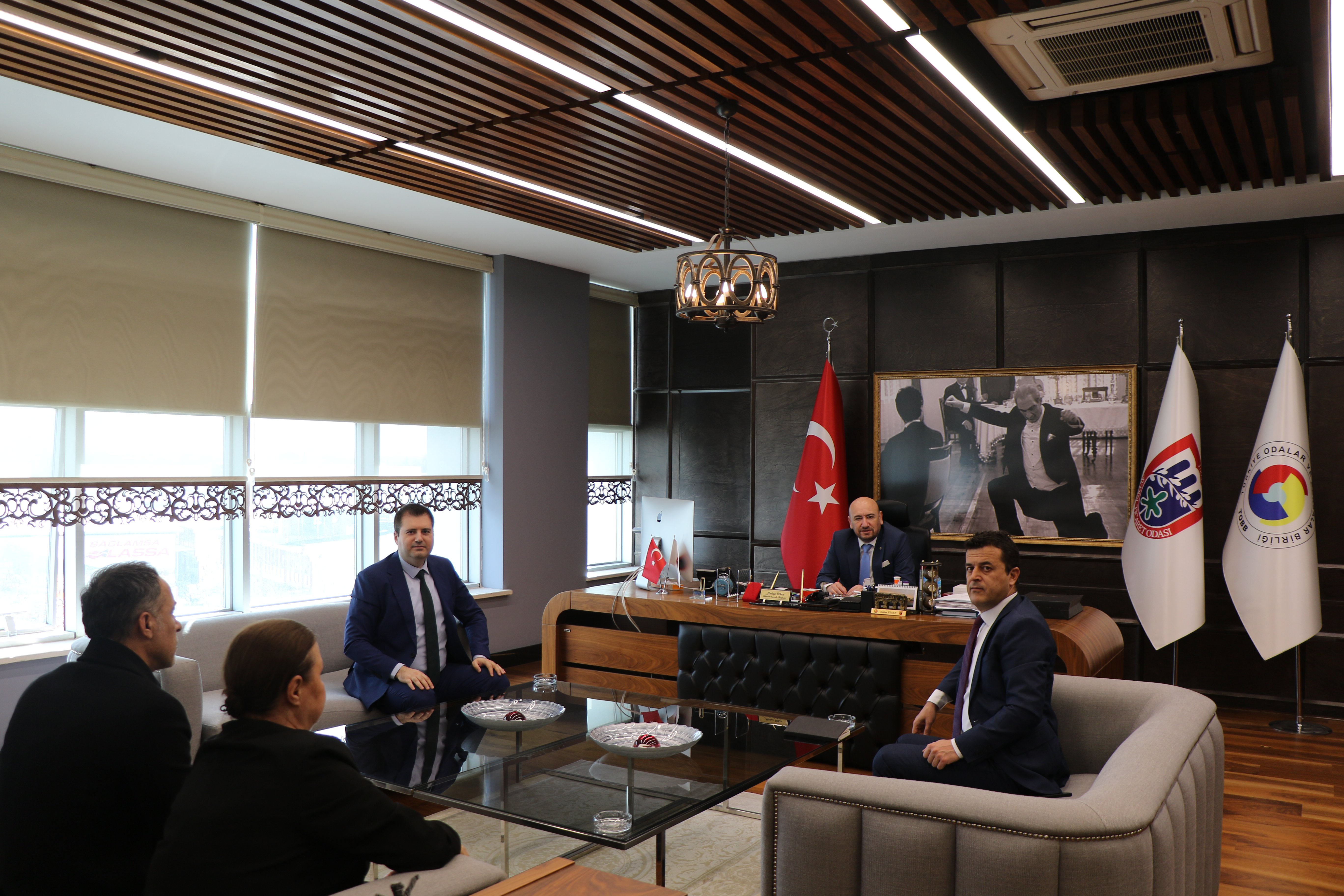 Aydın Ziraat Bankası Ticari Şube Müdürü Yusuf ERDEM, TOBB Yönetim Kurulu Üyesi ve Odamız Başkanı Hakan ÜLKEN’ i makamında ziyaret etti.