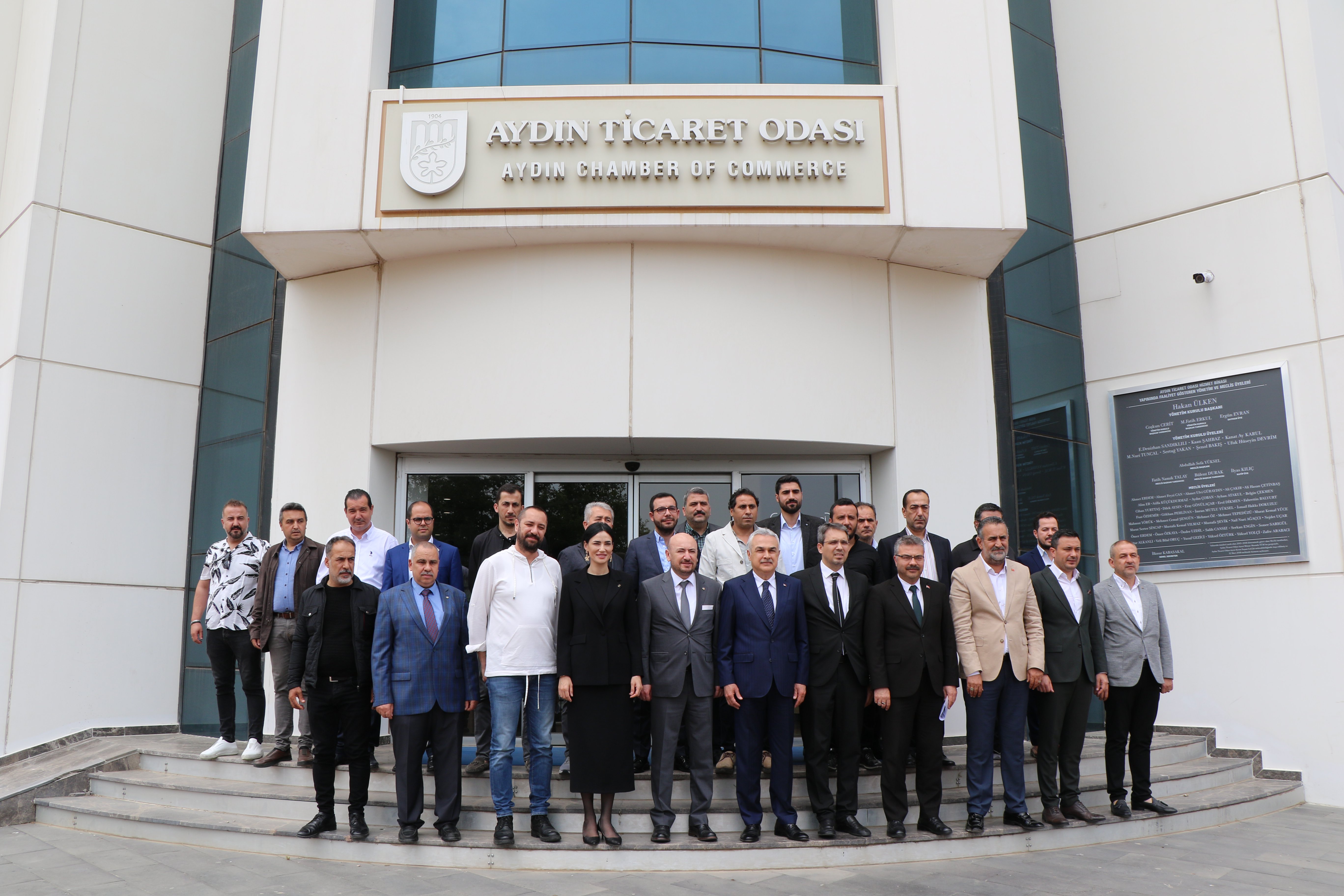 Ak Parti Aydın Milletvekilleri Sn. Mustafa SAVAŞ, Sn. Seda SARIBAŞ, Sn. Ömer ÖZMEN, İl Başkanı Sn. Gökhan ÖKTEN ve parti yöneticileri TOBB Yönetim Kurulu Üyesi ve AYTO Başkanı Hakan ÜLKEN’i makamında ziyaret ettiler.