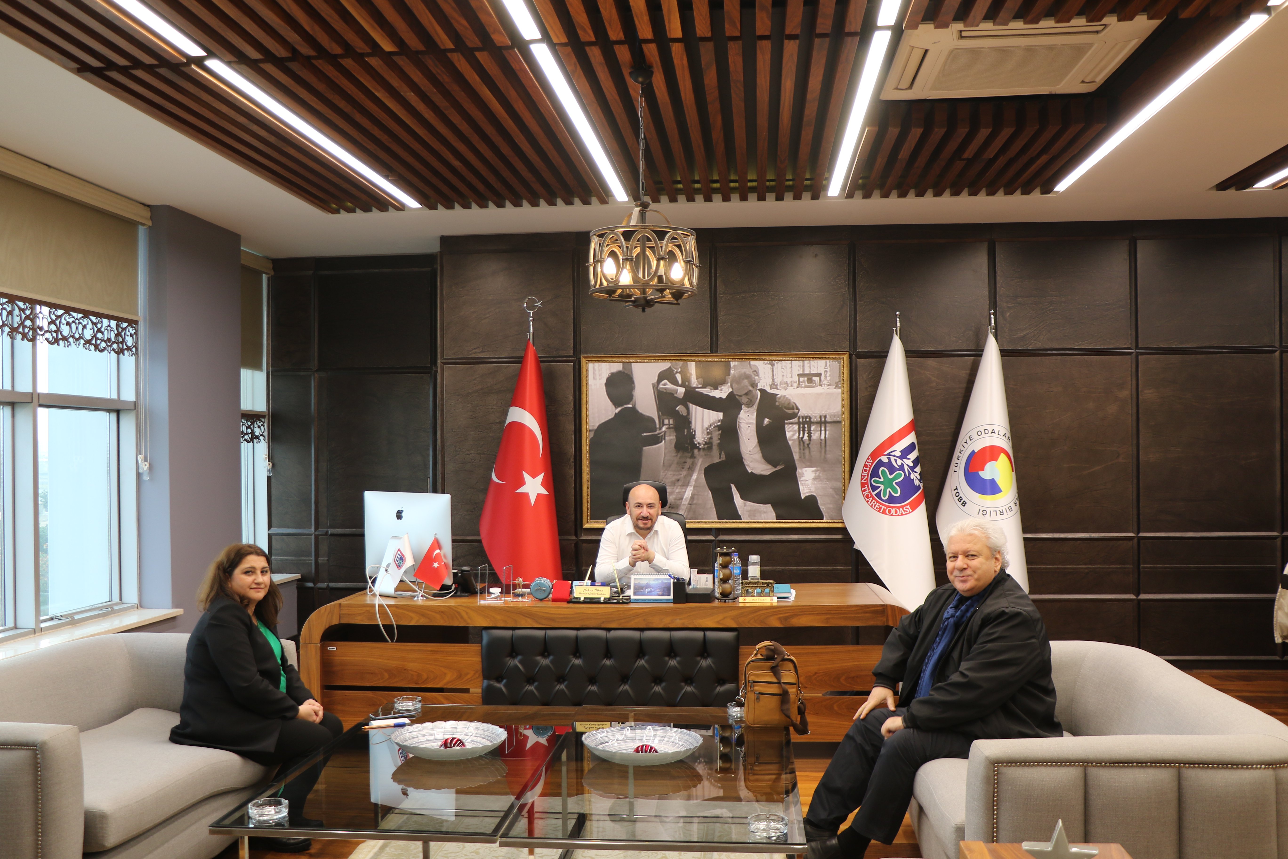 Adnan Menderes Üniversitesi Tarih Bölümü Öğretim Üyesi Günver GÜNEŞ, TOBB Yönetim Kurulu Üyesi ve Odamız Başkanı Hakan ÜLKEN’ i makamında ziyaret etti.