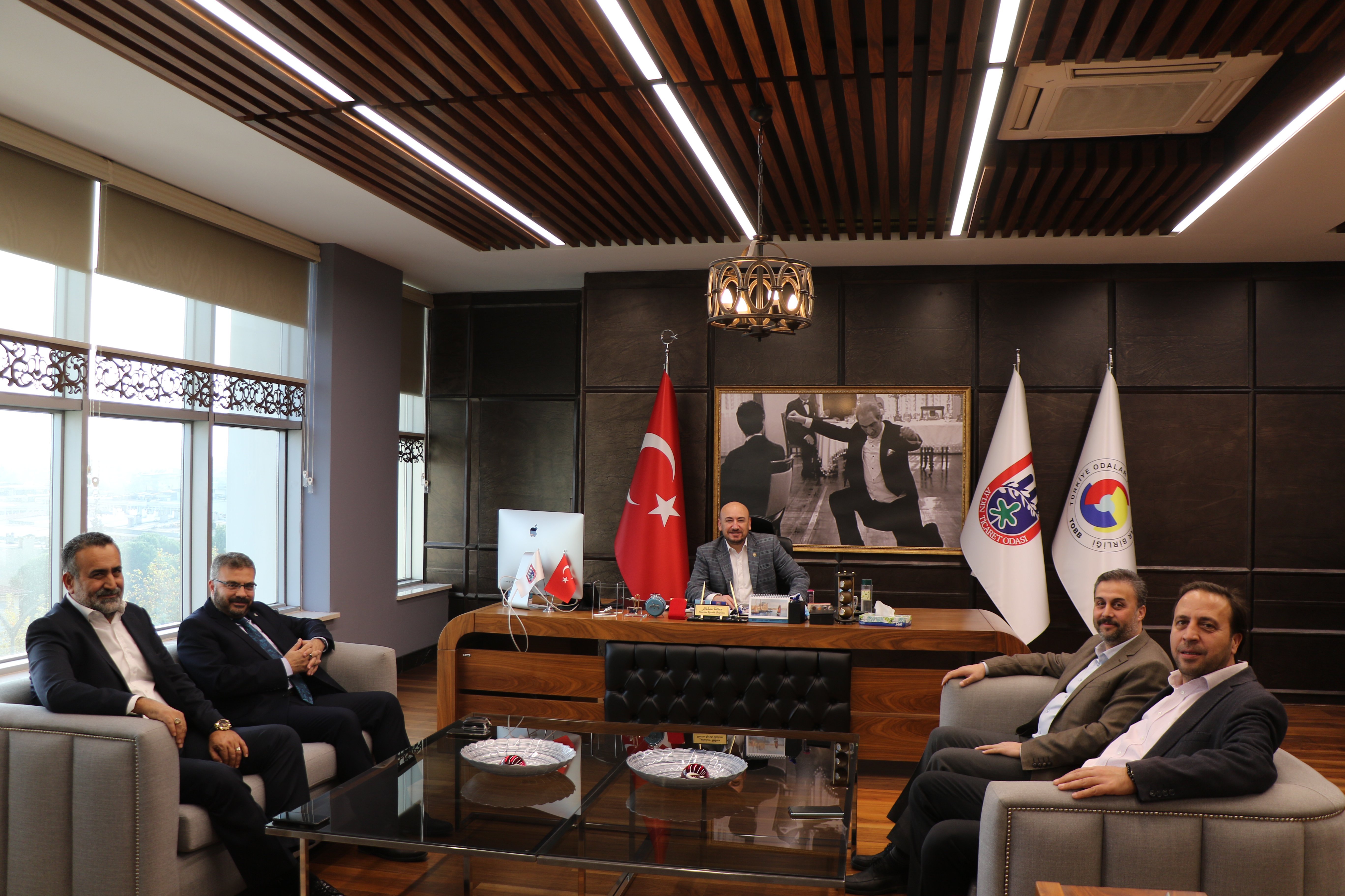 AK Parti Aydın İl Başkanı Ömer ÖZMEN ve Yönetim Kurulu Üyeleri, TOBB Yönetim Kurulu Üyesi ve Odamız Başkanı Hakan ÜLKEN'i makamında ziyaret ettiler  