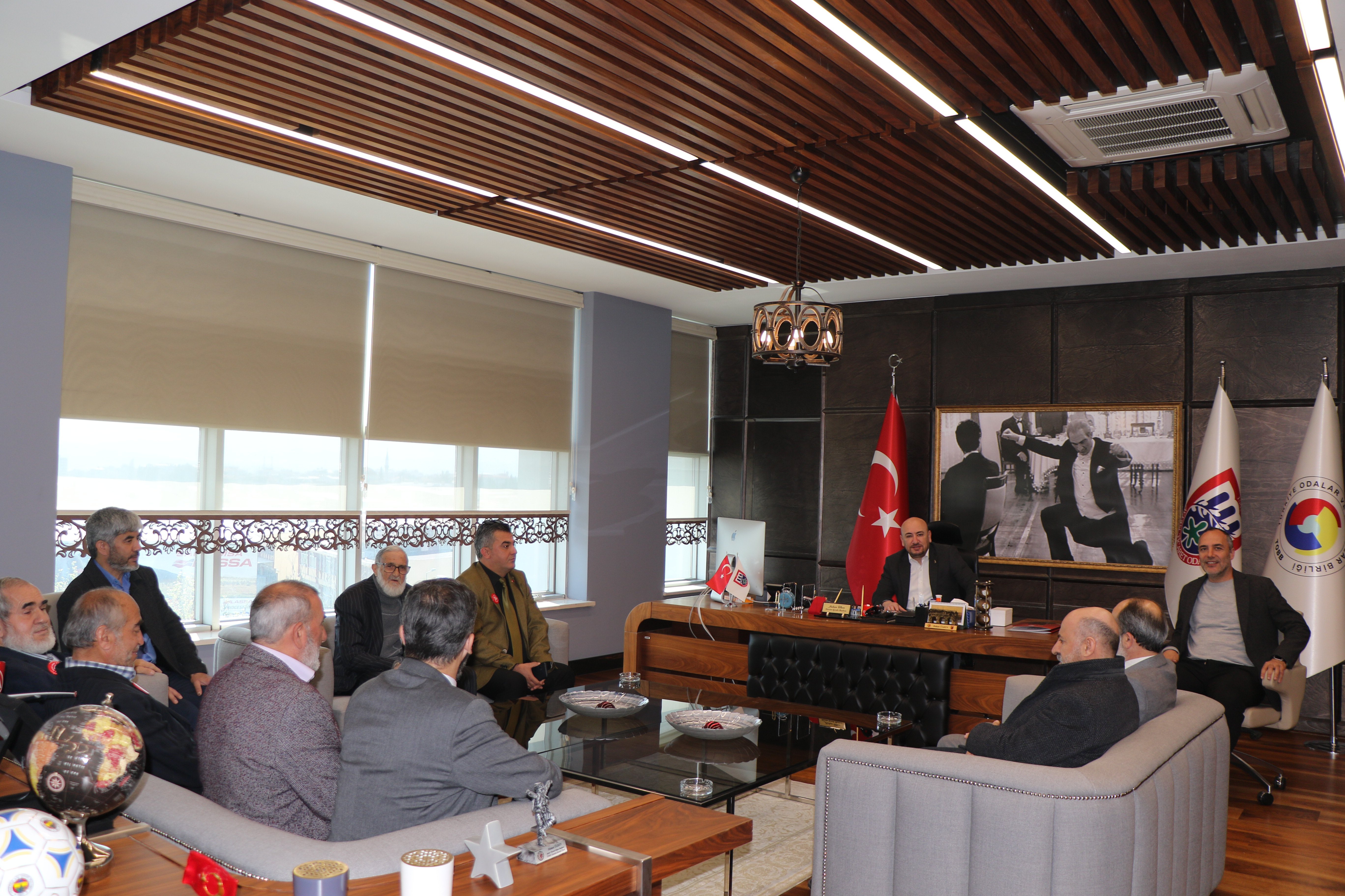 Saadet Partisi Aydın Büyükşehir Belediye Başkan Adayı Fatih Karahan ve beraberindeki heyet, TOBB Yönetim Kurulu Üyesi ve Odamız Başkanı Hakan Ülken’i makamında ziyaret ettiler.