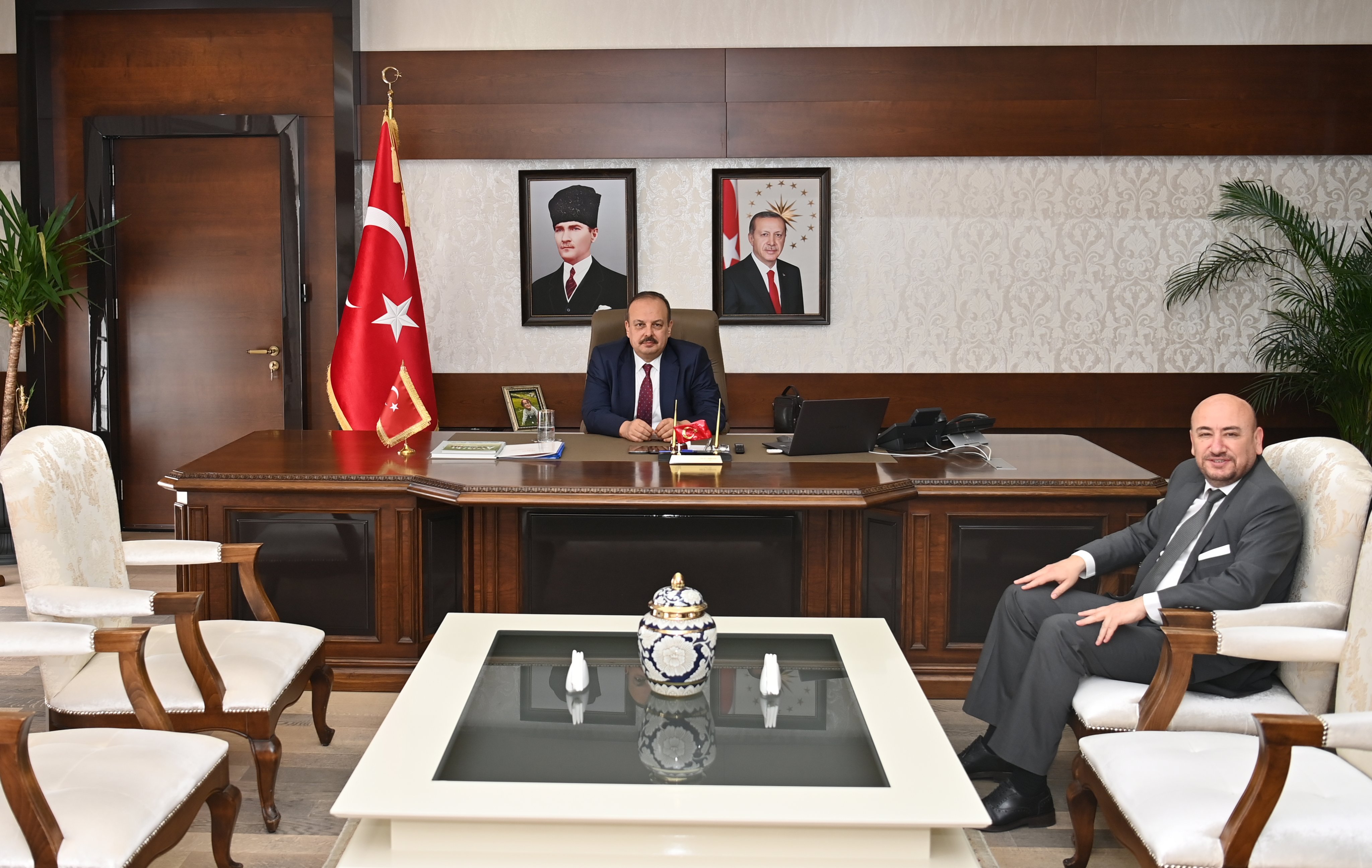 TOBB Yönetim Kurulu Üyesi ve Odamız Başkanı Hakan ÜLKEN, Aydın Valimiz Sayın Yakup CANBOLAT’ ı makamında ziyaret etti.