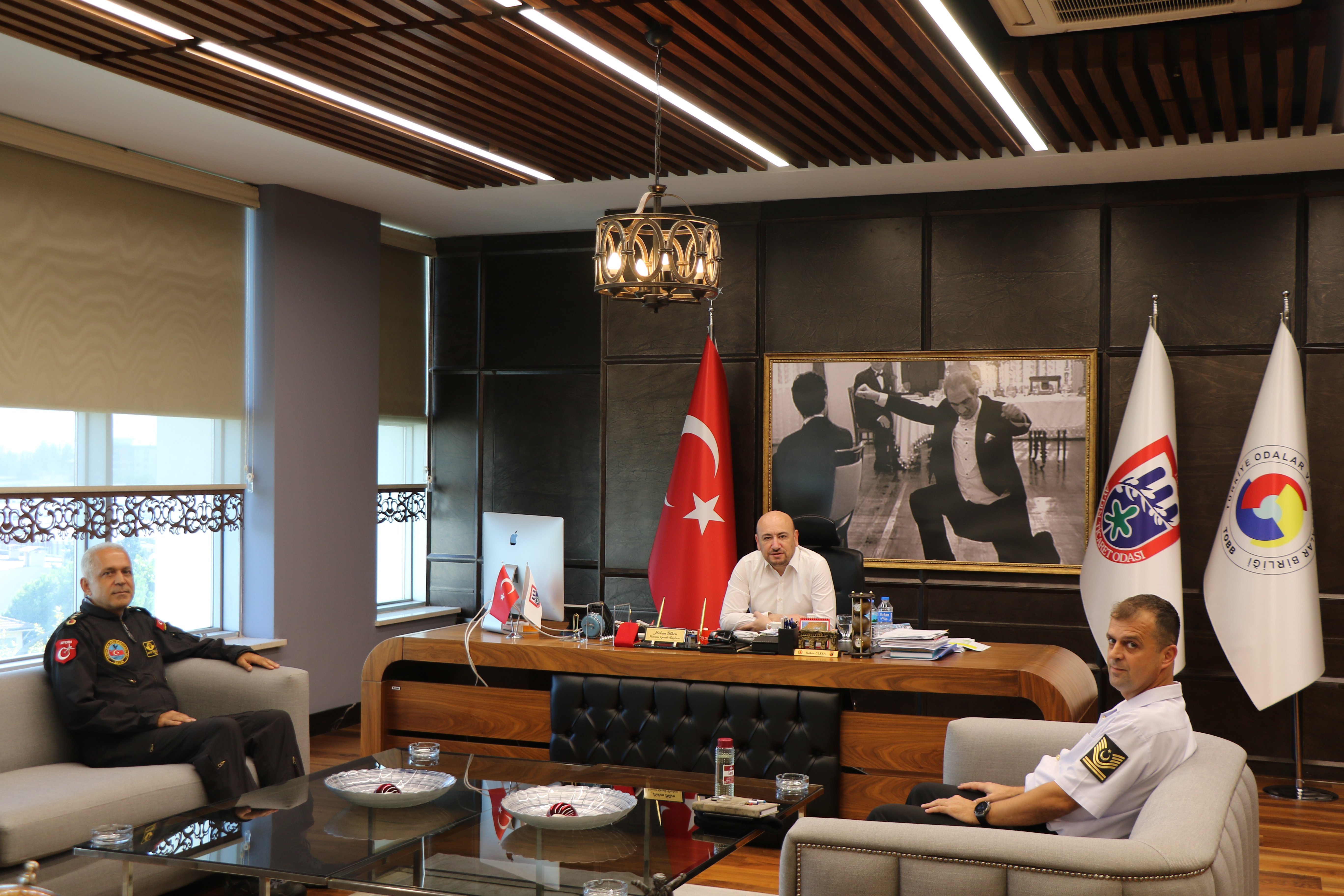 Aydın Jandarma Filo Komutanı J. Plt. Kd. Albay Koray ERGİN, TOBB Yönetim Kurulu Üyesi ve Odamız Başkanı Hakan ÜLKEN’i makamında ziyaret etti.