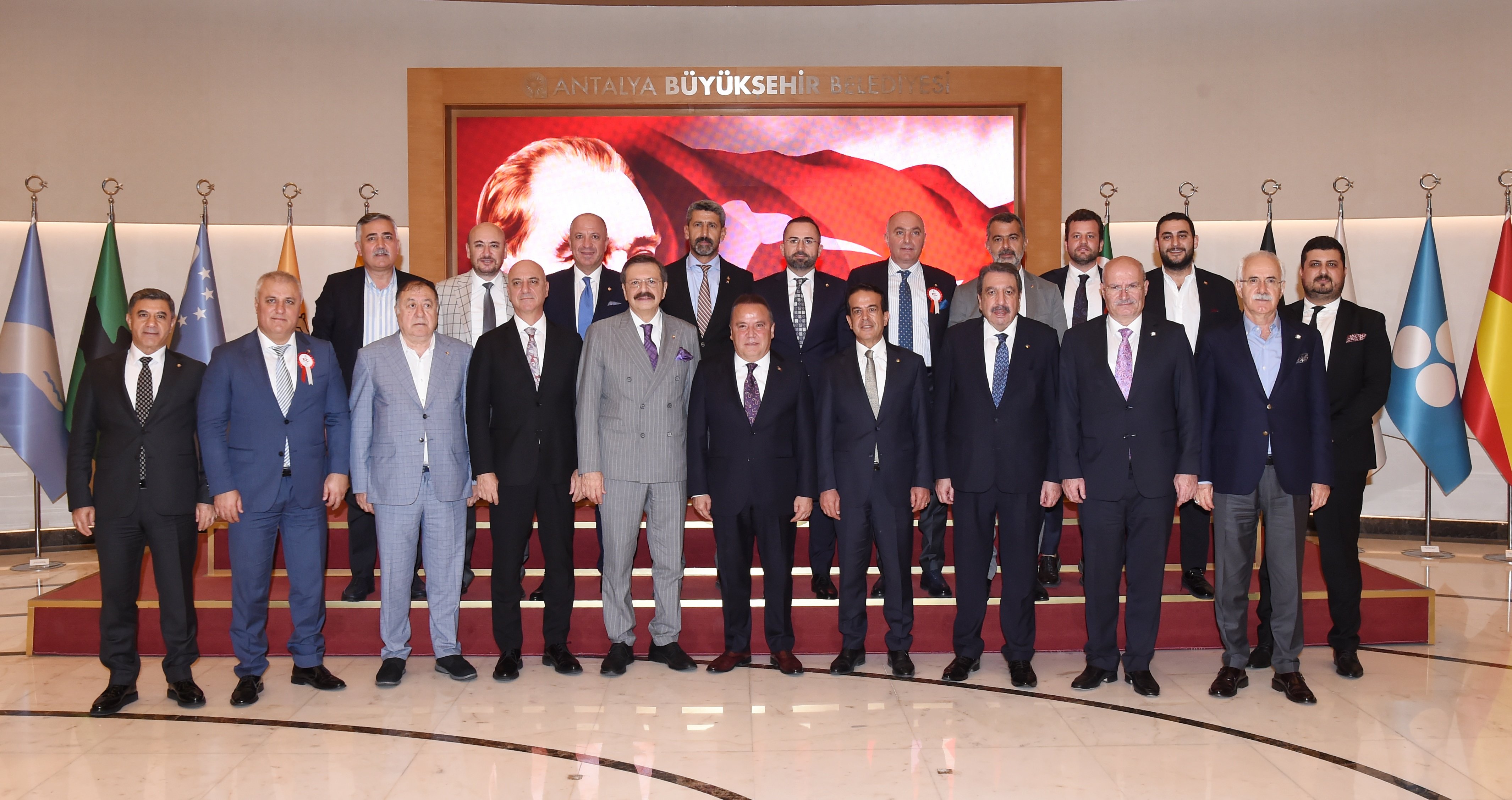 TOBB Yönetim Kurulu Üyesi ve Odamız Başkanı Hakan ÜLKEN, TOBB Başkanımız Sn. M. Rifat HİSARCIKLIOĞLU başkanlığında gerçekleştirilen Antalya Büyükşehir Belediyesi ziyaretine katılım sağladı.
