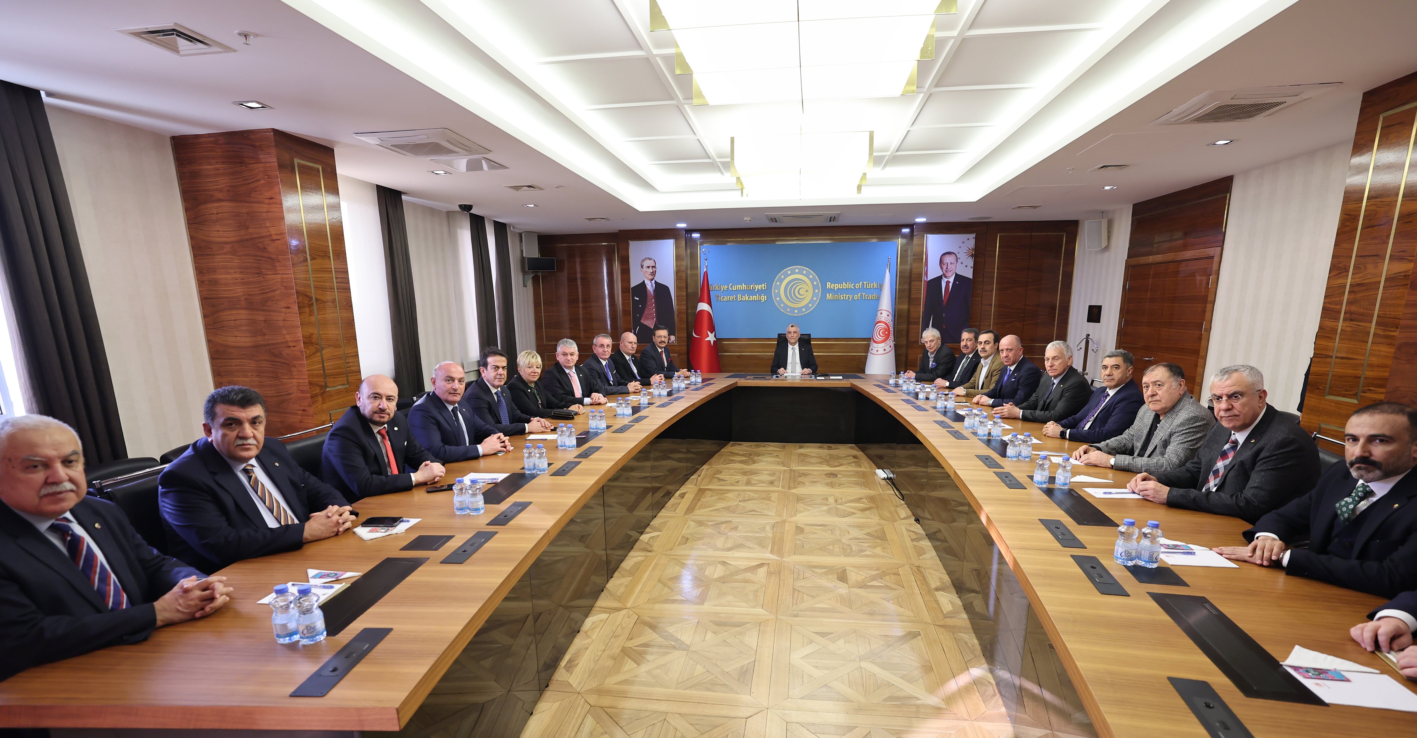 TOBB Yönetim Kurulu Üyesi ve Odamız Başkanı Hakan Ülken, TOBB Başkanımız Sn. M. Rifat Hisarcıklıoğlu ve TOBB Yönetim Kurulu Üyeleri ile birlikte, Ticaret Bakanı Prof. Dr. Sn. Ömer Bolat’a vefat eden babası Şevki Bolat için taziye ziyaretinde bulundu.