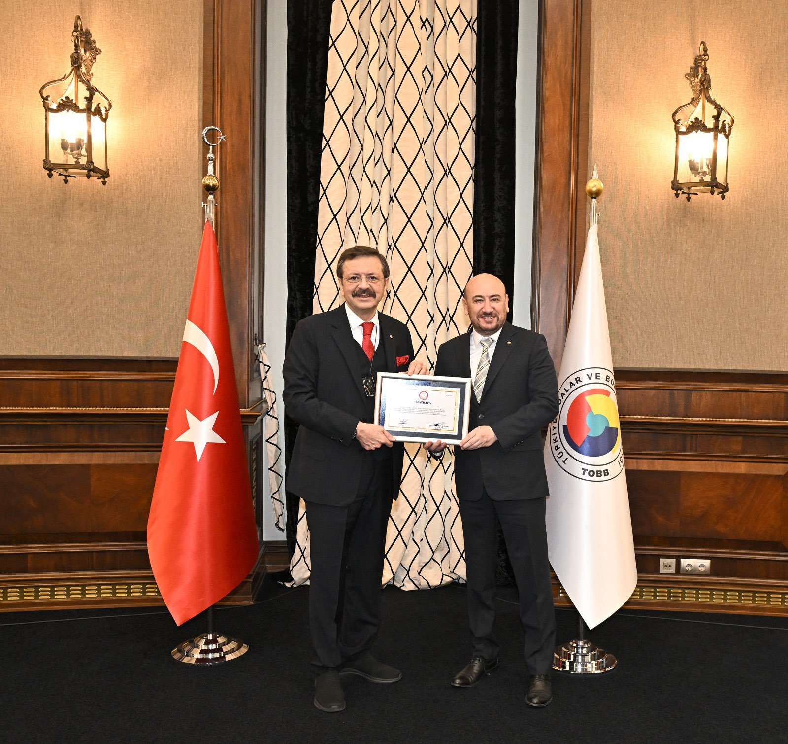 TOBB Yönetim Kurulu Üyesi ve Odamız Başkanı Hakan ÜLKEN, TOBB 79. Genel Kurulu’nda Yönetim Kurulu’na tekrar seçildiğini gösterir mazbatasını TOBB Başkanımız Sayın M. Rifat HİSARCIKLIOĞLU’nun elinden aldı