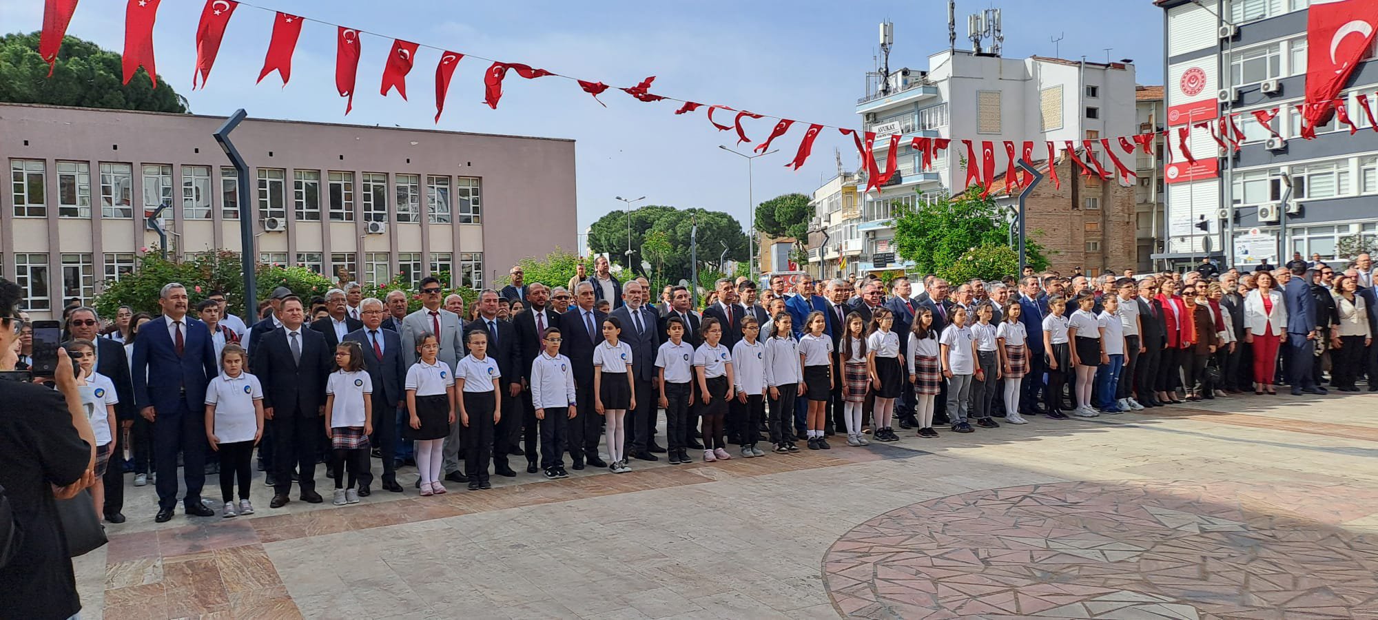Odamız Meclis Başkanı Coşkun CERİT, 23  Nisan Ulusal Egemenlik ve Çocuk Bayramı kapsamında Aydın Valiliği önünde düzenlenen kutlama törenine katılım sağladı.