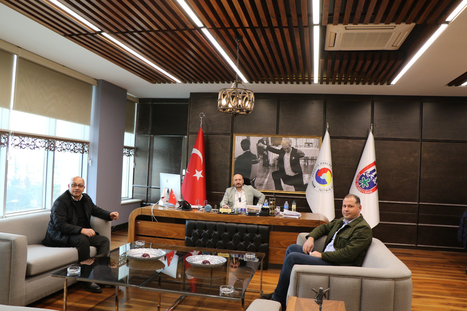 Ziraat Bankası Aydın Işıklı Kavşağı Şube Müdürü Ayhan TURAN, TOBB Yönetim Kurulu Üyesi ve Odamız Başkanı Hakan ÜLKEN’ i makamında ziyaret etti.