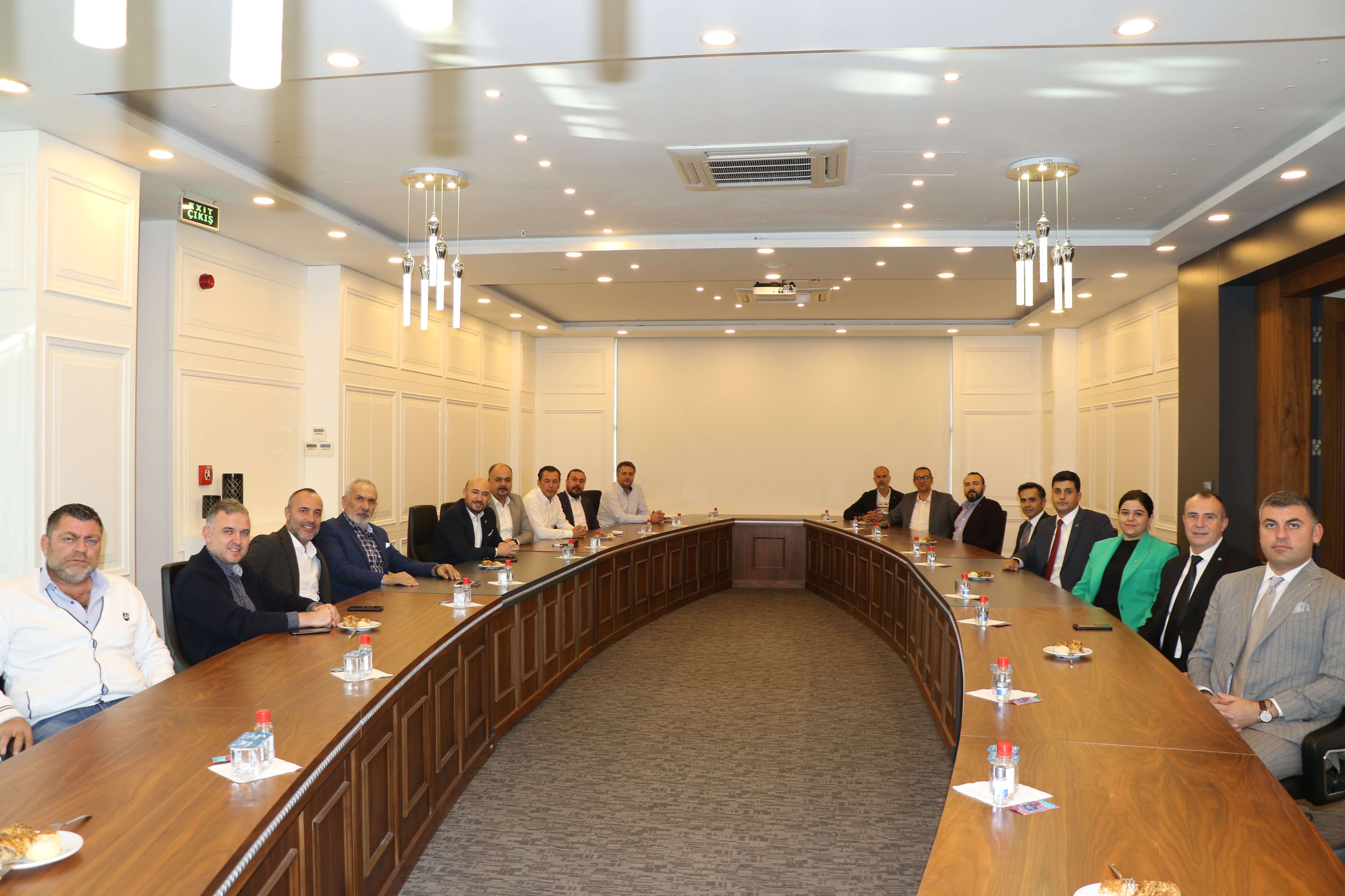 Aydın Sanayi Odası Yönetim Kurulu Başkanı Gökhan MARAŞ, Meclis Başkanı Hakkı GÖZLÜKLÜ ve Yönetim Kurulu Üyeleri, Aydın Ticaret Odası’na ziyaret gerçekleştirdiler.