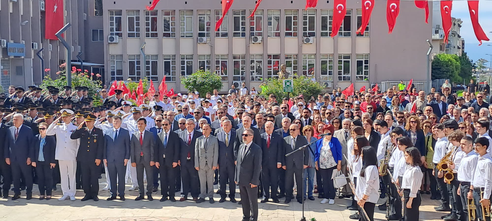 19 Mayıs Atatürk'ü Anma, Gençlik ve Spor Bayramı kapsamında Aydın Valiliği önünde düzenlenen kutlama törenine Odamız Meclis Başkan Yardımcısı Semih ÇAKIR katılım sağladı.