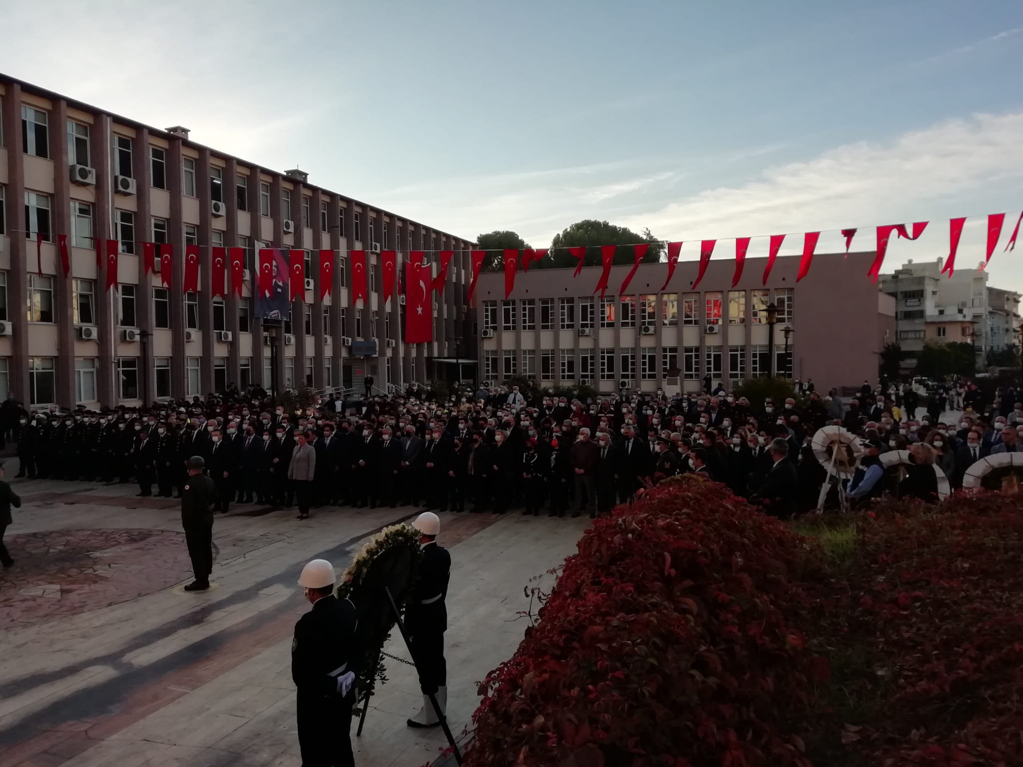 Aydın Valiliği önünde gerçekleştirilen 10 Kasım Atatürk’ü Anma ve Çelenk Koyma programına Odamız Meclis Başkanı Coşkun CERİT katılım sağladı.